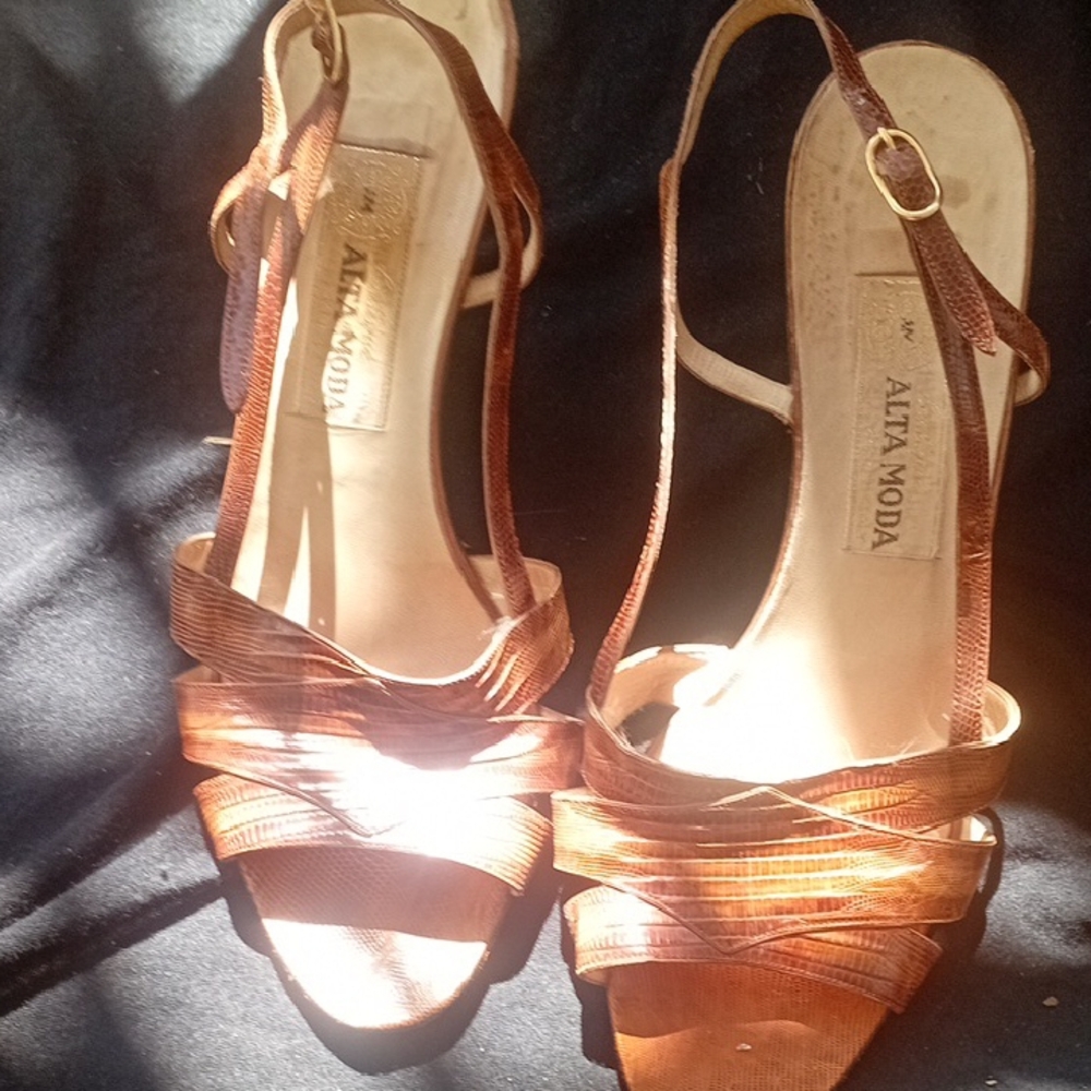 Women's Tan Heels